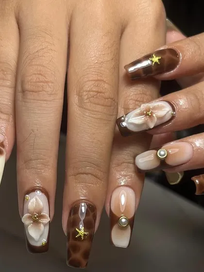 We love getting creative with textures and patterns. This set features hand-sculpted 3D flowers, a trendy tortoise shell effect, and delicate gold star charms for a truly custom, high-fashion look.