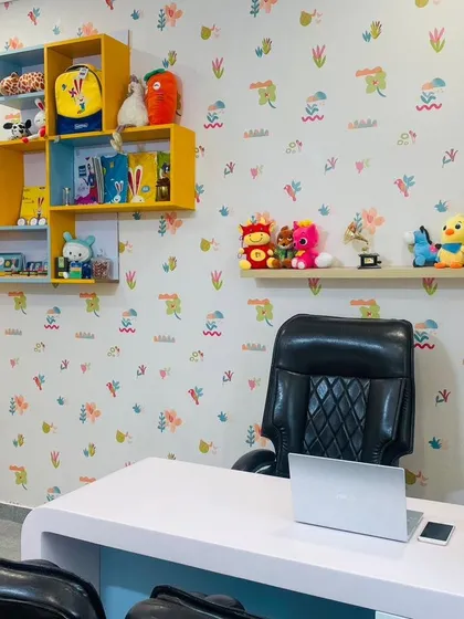 In the administrative office, we used playful wallpaper and colorful, modular shelving to maintain the school's cheerful theme. It’s a workspace that is functional but still connected to the spirit of the environment.