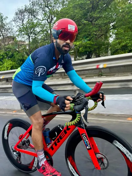 An action shot of a rider on his triathlon bike.