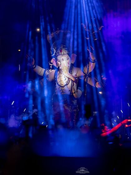 The right lighting can make an idol look truly divine. Here, I used powerful blue beams and smoke to create a dramatic, heavenly effect for the Maha-Aagman celebration, making the moment feel larger than life for every devotee present.