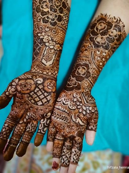 A beautifully captured shot of this semi-bridal henna. The design is balanced and elegant, perfect for any celebration.