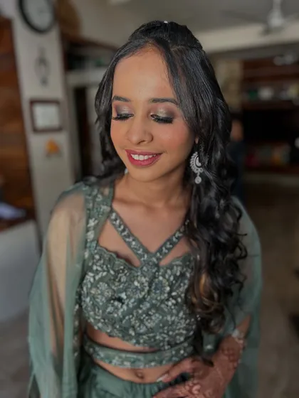 A beautiful soft glam look with a hint of shimmer on the eyes. This is a versatile look that works for any party or wedding event.