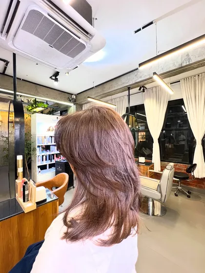This absolute brown color is a classic choice for a sophisticated and timeless look. Here it is styled with a layered cut to add volume and movement.
