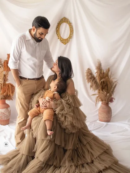 A warm and gentle family moment from one of my earthy, boho-themed sessions. The neutral tones, natural textures, and soft lighting create a relaxed and authentic atmosphere.