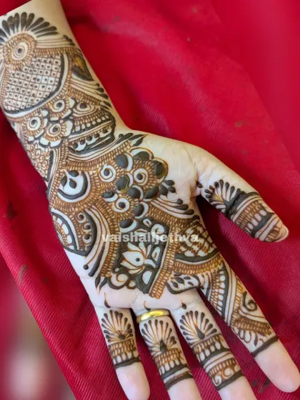 A single-hand Arabic design. The pattern flows beautifully from the wrist to the index finger, creating a classic and elegant look.