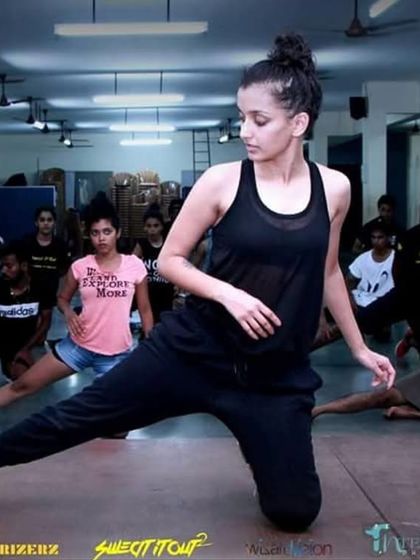 Teaching a workshop in 2014. My experience as a freelance artist and teacher paved the way for starting Move.