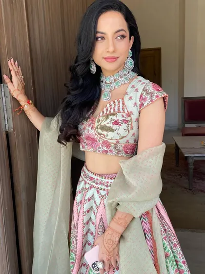 The bride looking fresh and beautiful with her simple yet elegant wavy hairstyle.