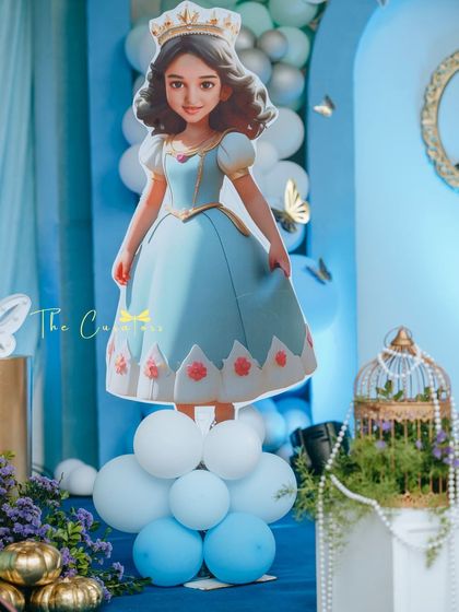 A life-sized princess cutout adds to the immersive experience. These character props are perfect for photos and make the fantasy world feel even more real for the children.