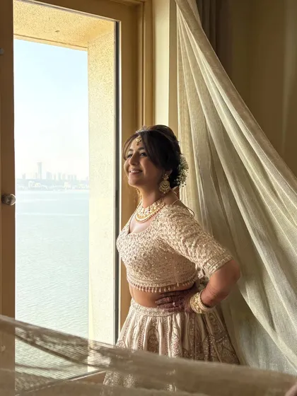 A quiet moment of reflection for this lovely bride before her ceremony, overlooking the sea. Her soft, minimalist makeup was designed to enhance her natural glow, perfect for a daytime wedding. This look proves that elegance is about radiance, not layers of product.