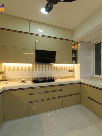 The fluted paneling on the wall adds a touch of texture and sophistication to this modern kitchen design.