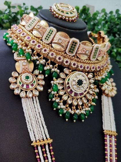A closer look at the side of this stunning set, showing the detailed work on the choker and the pearl mala strands of the rani haar.