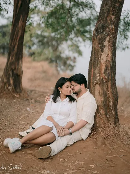 A quiet moment of rest during their outdoor shoot. Sitting together under a tree, this portrait of Nutan and Shubham feels intimate and peaceful.