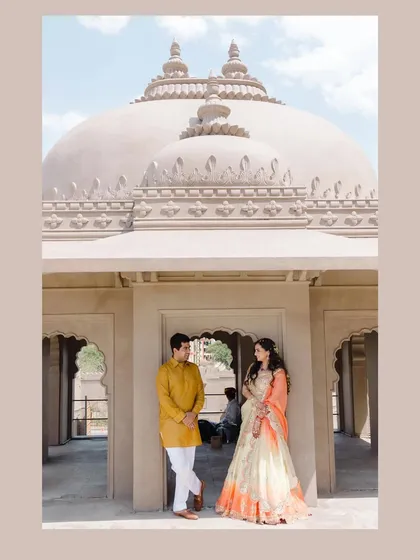 A classic portrait under the dome of a heritage building. We compose our shots to highlight both the couple and the magnificent architecture of the pre-wedding location.