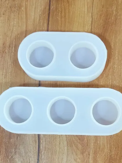 This multi-cavity T-light holder mould allows you to create holders for two or three tea lights at once. It's an efficient way to produce items for sale or as gifts.