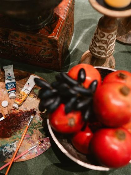 A close-up of the artist's palette used as a decorative element, complete with paints and brushes. This detail is a direct tribute to the couple's love for art.