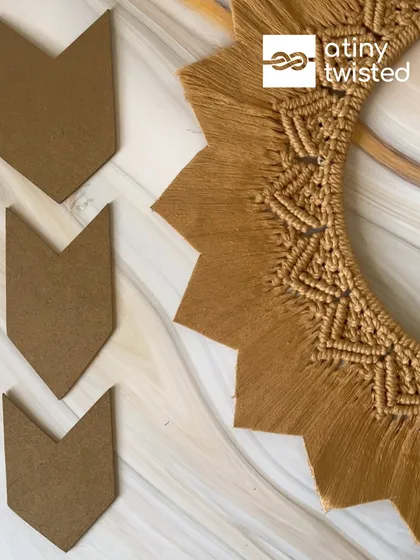 Achieve clean, sharp, and symmetrical zigzag edges with this handy cutting stencil. It takes the guesswork out of creating dynamic patterns for mandalas, bags, and wall hangings, ensuring a perfect cut every time.