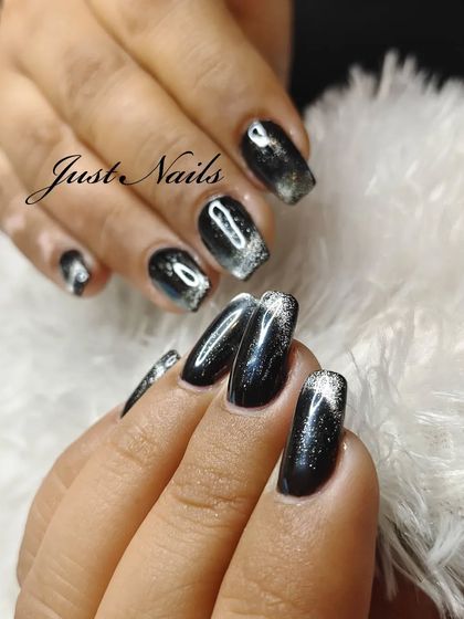 A dramatic black cat-eye effect, creating a silver magnetic shimmer over a black base.