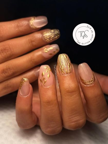 A full look at this elegant, gold-themed bridal set, featuring textured gold on one nail and delicate hand-painted leaves on others.