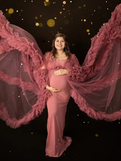 This is what I call capturing the magic of motherhood. In my studio, we can create these breathtaking "flying gown" moments that make you feel like the queen you are. It’s all about celebrating your strength and beauty.