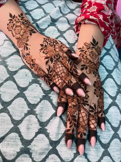 A lovely pose showing the floral Arabic mehendi. It's a popular choice for engagements and parties.