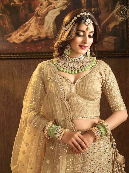Experience luxury on your wedding day with our high-end rental bridal jewellery. This model looks stunning in a pastel green beaded Kundan set, perfect for a daytime wedding.