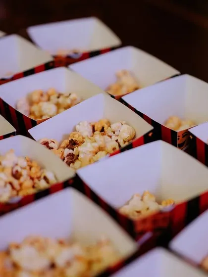 Even simple snacks are presented with care. Freshly made popcorn served in custom-branded boxes for guests to enjoy during a wedding event in Antalya.