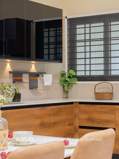 A modern kitchen that balances form and function, featuring glossy black upper cabinets and warm wood-finish lower cabinets, creating a striking yet harmonious look.