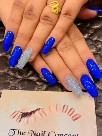 A bold and bright set of royal blue coffin nails. The design is paired with full-coverage silver glitter accent nails for a striking contrast.