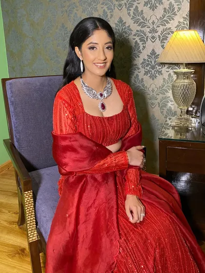 Pooja looking absolutely radiant. Her simple yet glamorous makeup allows her statement necklace and bold outfit to take center stage.