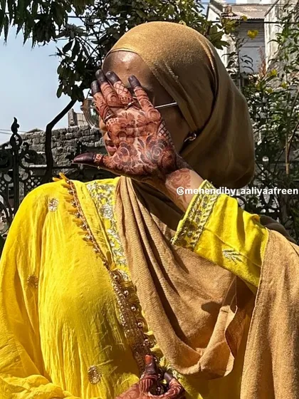 Such photos have my heart. A beautiful, aesthetic shot of a mature henna stain.