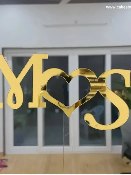 A modern and chic design featuring the initials 'M' and 'S' connected by a heart. This is a great way to personalize your cake with a minimalist yet meaningful touch.