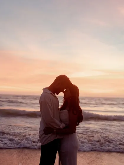 There's a unique magic in a Goan sunset. This silhouette shot of Nidhi and Ruchit against the golden hour sky is all about pure romance, capturing the peaceful end to a perfect day for their beach pre-wedding photoshoot.