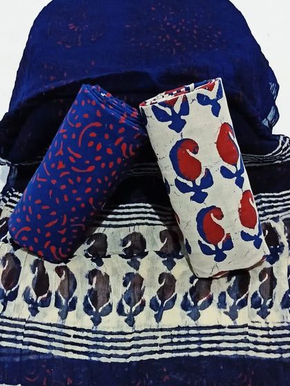 This block print set features a lovely paisley design, offering a timeless and elegant ethnic style.