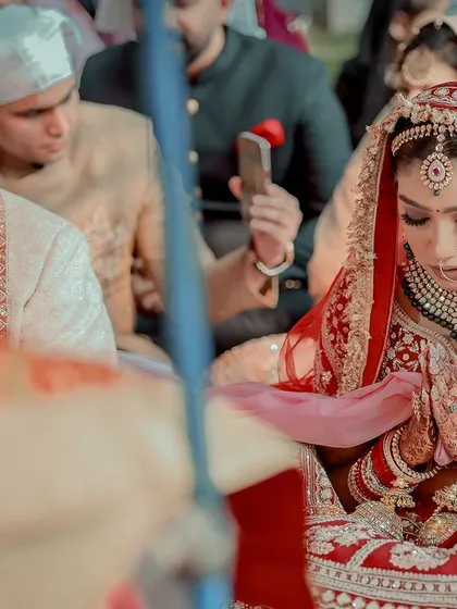 A serene moment from the Anand Karaj ceremony. The makeup is subtle and respectful, perfect for the sanctity of the occasion.