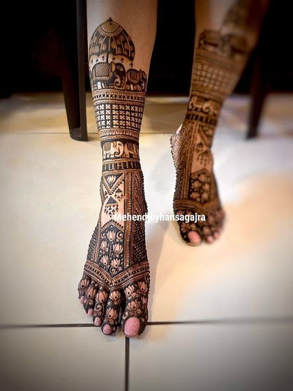 A classic leg design featuring elephant processions under a chatri (umbrella). The intricate patterns and traditional motifs are perfect for a timeless bridal look.