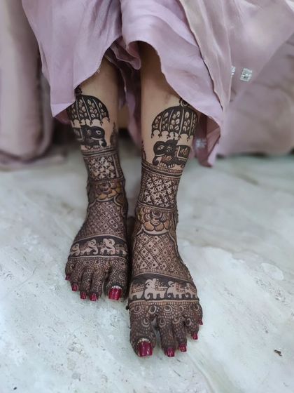 A slightly different angle of the elephant band bridal legs, showing the full effect.