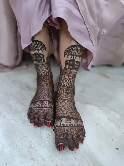 A slightly different angle of the elephant band bridal legs, showing the full effect.