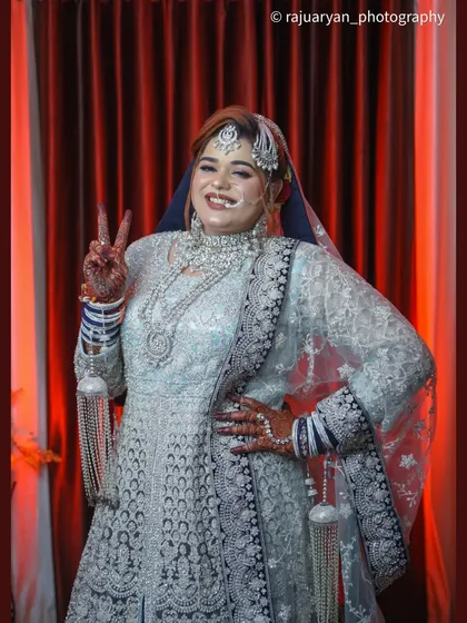A fun and modern pose from the bride. Flashing a peace sign, she shows her vibrant personality while looking absolutely stunning in her traditional Muslim bridal wear.