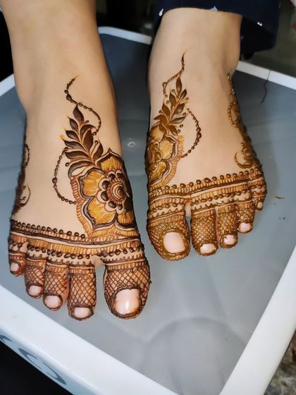Hajira Mehendi Artist - Mehndi Artist Services Elegant Foot & Leg Mehndi photo 5