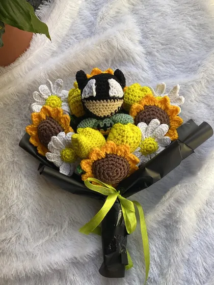 This Batman bouquet is one of my favorites to make. The contrast of the dark character with the bright yellow sunflowers and white daisies looks so striking.