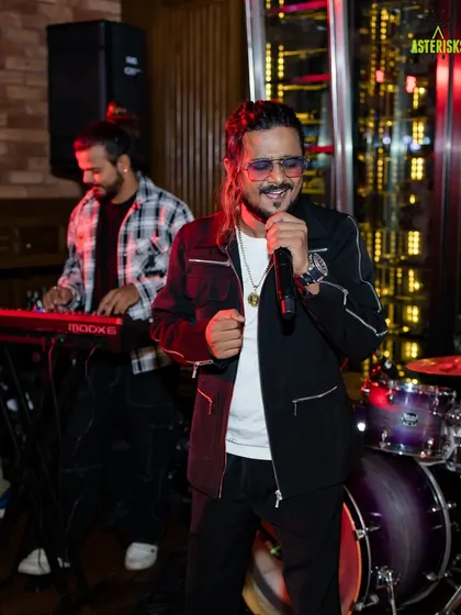 Live entertainment setting the mood at a 50th birthday party. We arrange for talented musicians and bands to ensure the atmosphere is lively and engaging all night long.