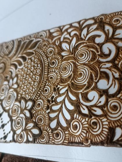 A close-up look at the texture and detail in a Dubai-style design. I teach how to use spirals and leaves to create this kind of rich, layered effect.