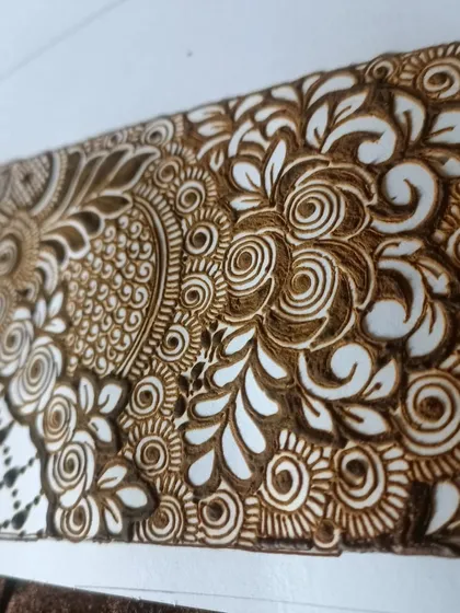 A close-up of a Dubai-style design, known for its mix of bold and fine lines, intricate florals, and use of negative space.