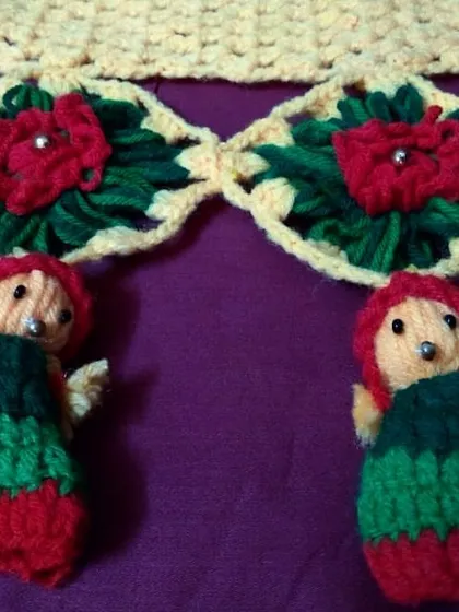 This charming toran features crocheted dolls and floral motifs. In my classes, I show you how to combine different small elements to create a larger, more intricate piece of home decor.