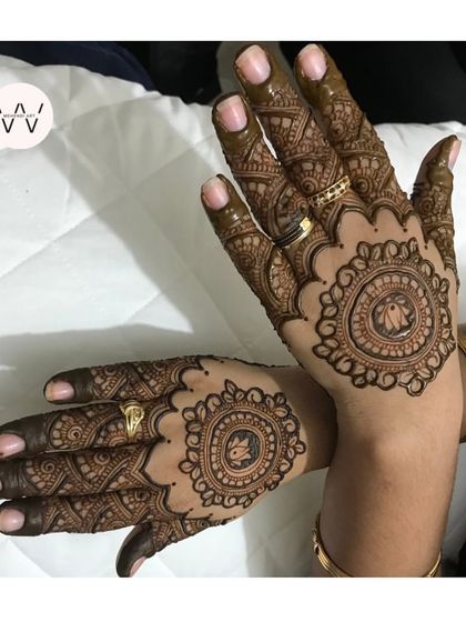 A different perspective of the Vat Savitri back-hand designs.