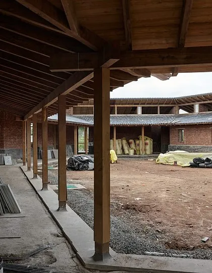 The courtyard of the Kamshet farmhouse takes shape, defined by a timber colonnade. This central space will become the heart of the home, an open-to-sky area that connects the different wings of the house.