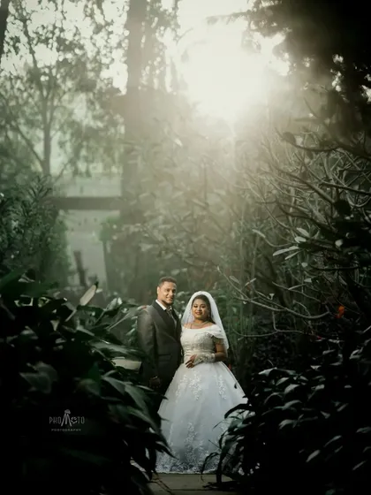 A portrait that feels like a scene from a fairytale. Using natural light and stunning backdrops, I craft artistic couple portraits that are both dramatic and deeply romantic, turning a moment into a piece of art.