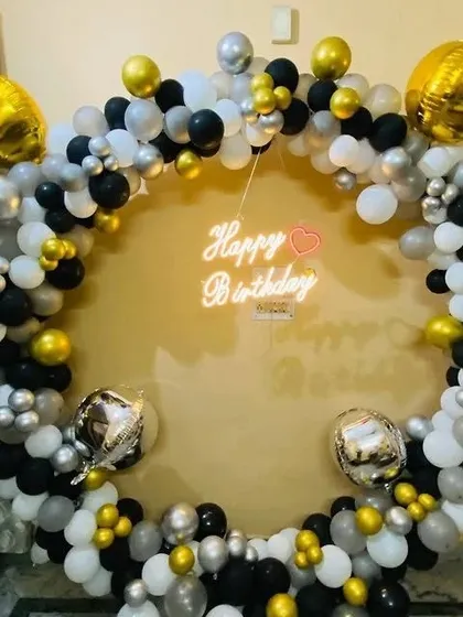 Another angle of the stylish circular balloon frame, perfect for modern birthday parties.