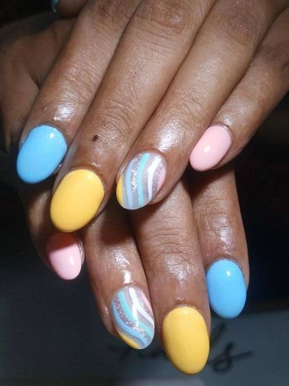 What’s summer fun without some vibrant nails? This set features a mix of pastel yellow, blue, and pink with a glittery striped accent nail.