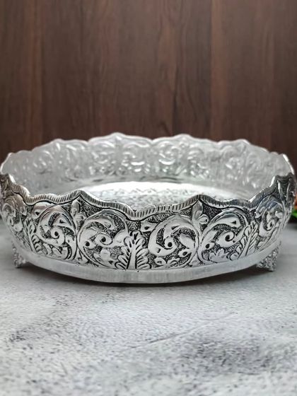 A duplicate image of the antique German silver flower design urli.